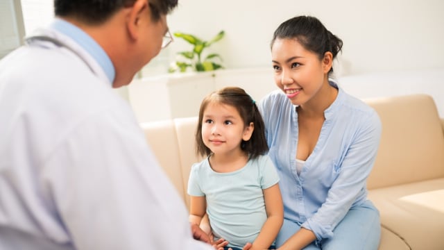 Ilustrasi memeriksakan anak ke dokter. Foto: Shutterstock