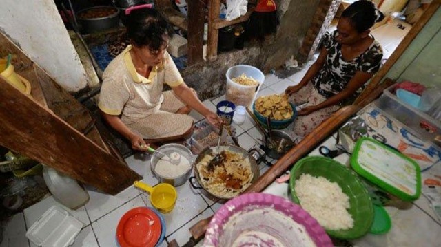 kampung-dolanan-aktifitas-warga-memproduksi-aneka-makanan-di-kawasan-kampung-dolanan.jpg