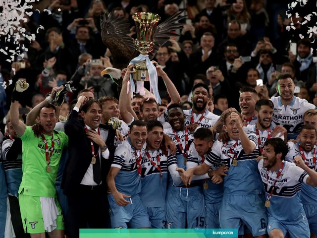 Akhirnya Lazio tak menutup 2018/19 dengan tangan hampa. Foto: Isabella BONOTTO / AFP