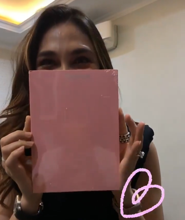 Luna Maya mendapat album BTS 'Map of the Soul: Persona' (NOT COVER)
