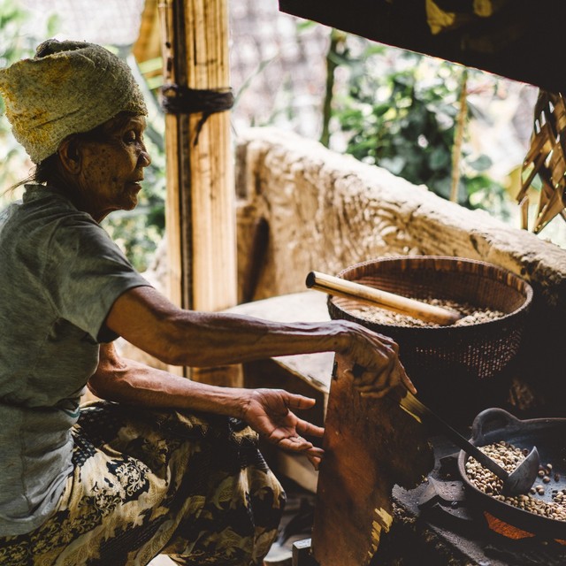 Ilustrasi ibu yang sedang memasak. (Foto: Unsplash)