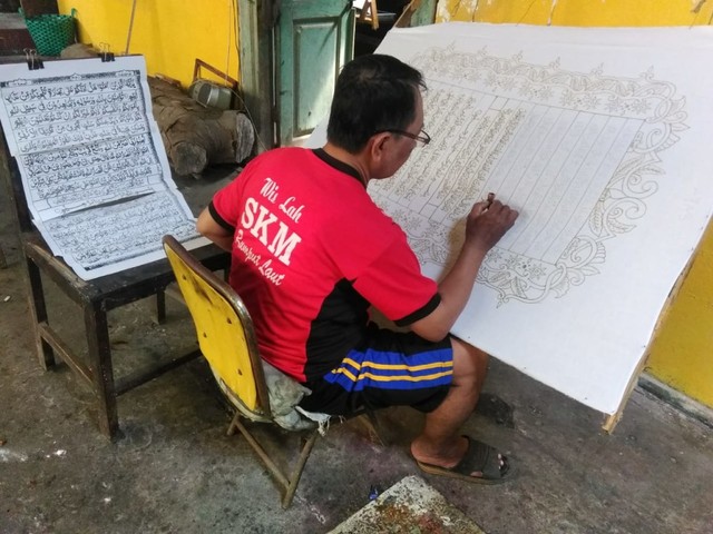 Proses pembuatan Al-Quran batik karya Alpha Febela yang terinspirasi metode Mushaf Al-Quran follow the line. (Tara Wahyu N.V.)