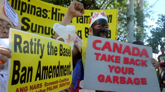 Demo warga Filipina tolak sampah dari Kanada. Foto: AFP/JAY DIRECTO