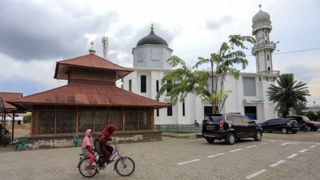 Masjid tua dan baru Lueng Bata, Banda Aceh. Saksi sejarah perang melawan Belanda. Foto: Suparta/acehkini 