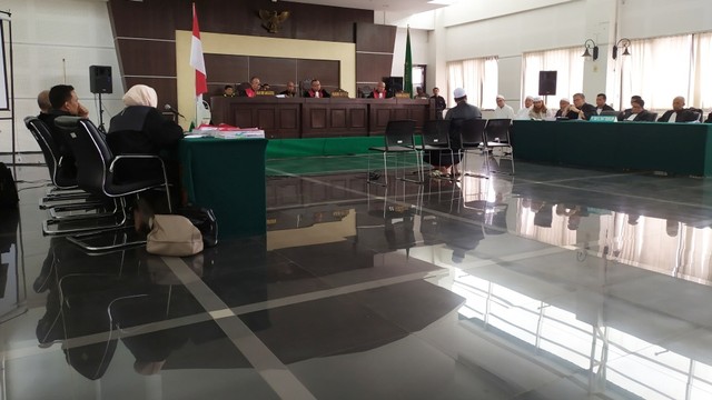 Suasana persidangan lanjutan kasus dugaan penganiayaan oleh terdakwa Habib Bahar bin Smith di Kantor Dinas Perpustakaan dan Kearsipan, Kota Bandung. Foto: Rachmadi Rasyad/kumparan