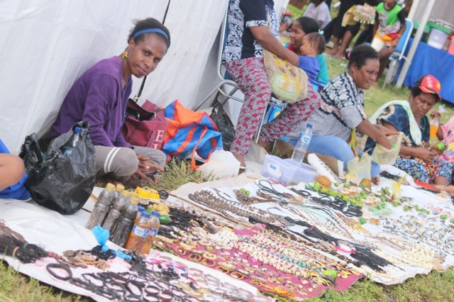 com-Tradisi trading pit antara masyarakat Papua dan Papua Nugini
