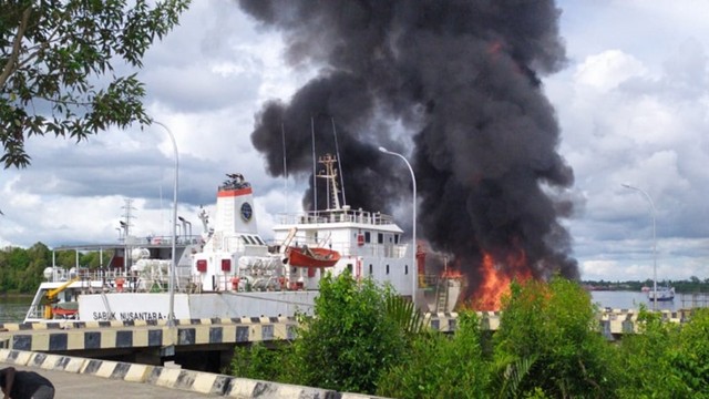 KM Sabuk Nusantara 45 terbakar di Pelabuhan Kelapa Lima Merauke (Dok: Polda Papua)