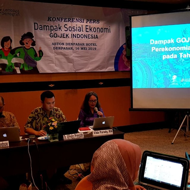 Paparan Hasil Penelitian LDB UI mengenai peran GOJEK dalam ekonomi di Denpasar, Kamis (16/5) - kanalbali