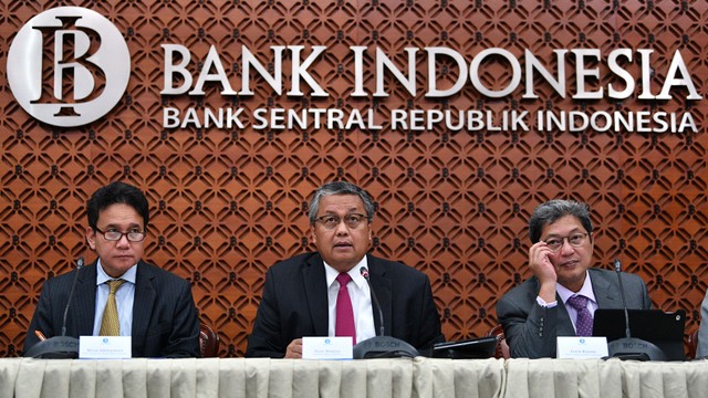 Gubernur Bank Indonesia Perry Warjiyo (tengah) menyampaikan konferensi pers hasil Rapat Dewan Gubernur di kantor Bank Indonesia, Jakarta, Kamis (16/5/2019). Foto: ANTARA FOTO/Sigid Kurniawan