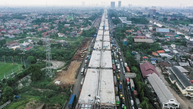 Foto udara proyek Jalan Tol Layang Jakarta-Cikampek di KM 19, Bekasi, Jawa Barat. Foto: ANTARA FOTO/Hafidz Mubarak A