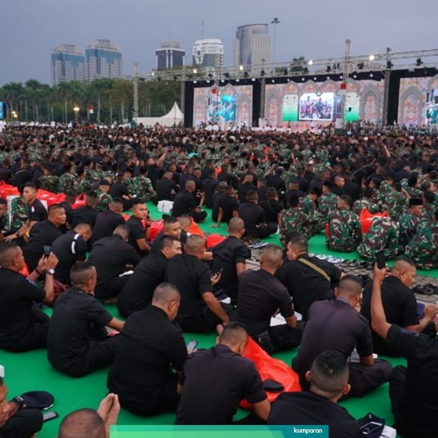 Suasana buka puasa bersama Presiden RI, Joko Widodo dengan personil TNI-Polri di Monas, Jakarta, Kamis (16/5). Foto: Jamal Ramadhan/kumparan