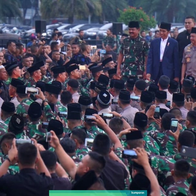 Presiden Joko Widodo saat tiba di acara buka bersama dengan personil TNI-Polri di Monas, Jakarta, Kamis (16/5). Foto: Jamal Ramadhan/kumparan