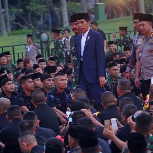 Presiden Joko Widodo saat tiba di acara buka bersama dengan personil TNI-Polri di Monas, Jakarta, Kamis (16/5). Foto: Jamal Ramadhan/kumparan