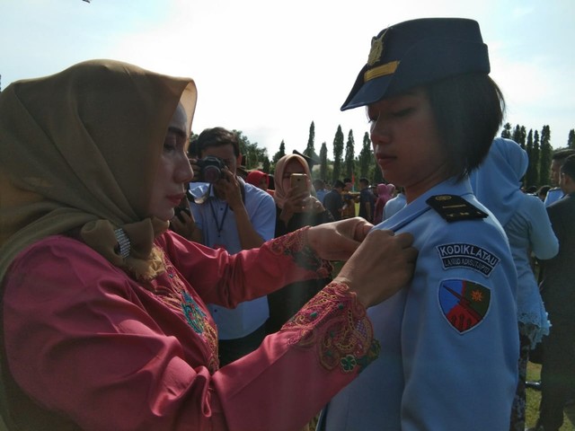 Anisa Amalia Octavia, saat dilantik jadi seorang wanita penerbang asal Yogyakarta, Kamis (16/5/2019). Foto: ken.