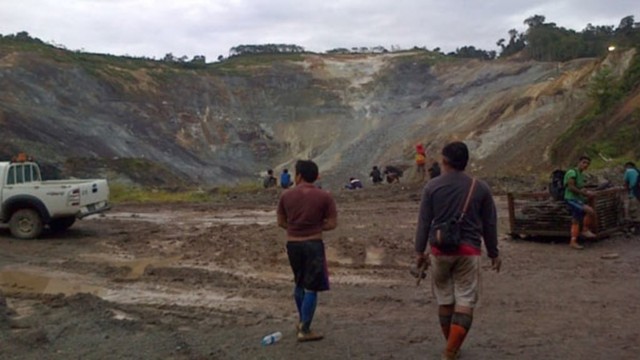 Aktivitas masyarakat di tambang emas PT NHM di Halmahera Utara, Maluku Utara. Foto: AMAN Malut