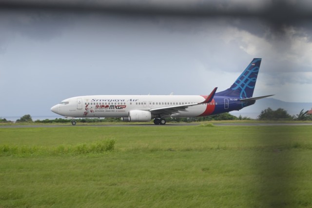 Maskapai penerbangan milik PT. Sriwijaya Air Group, saat bersiap lepas landas di Bandar Udara Sultan Baabullah Ternate, Maluku Utara. Foto: Olis/cermat