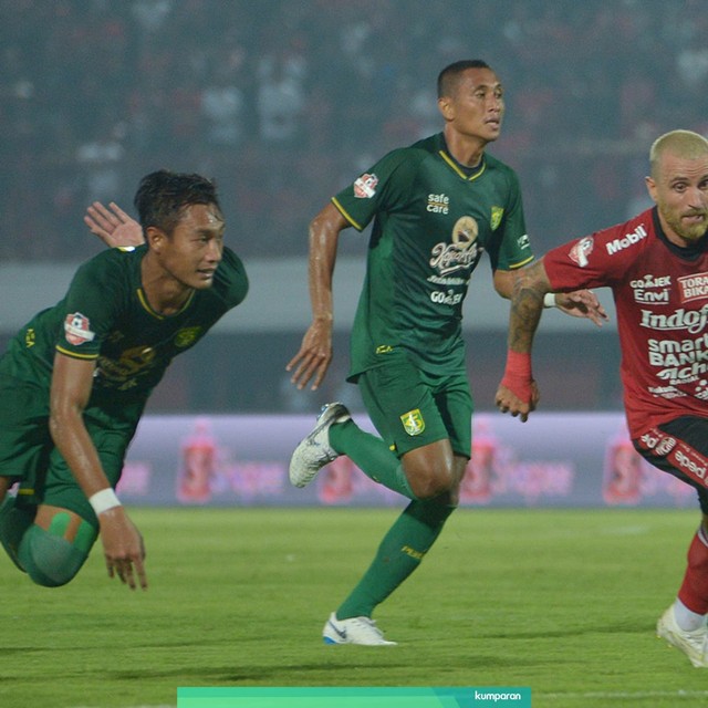 Pemain Bali United Paulo Sergio (paling kanan) saat menghadapi Persebaya Surabaya di Stadion I Wayan Dipta, Denpasar, Kamis (16/5). Foto: ANTARA/I Nyoman Budhiana