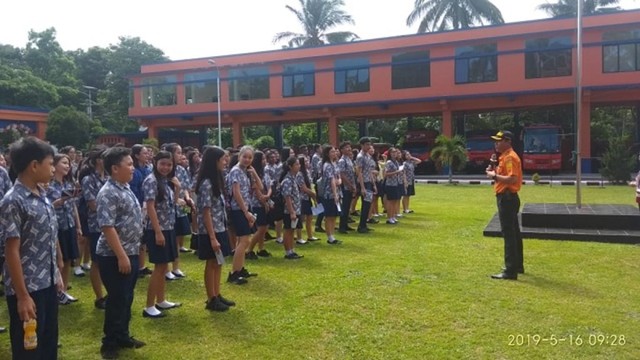 Siswa Sekolah MIS ikut pembekalan dasar tentang bencana di Badan SAR Manado (foto:istimewa)