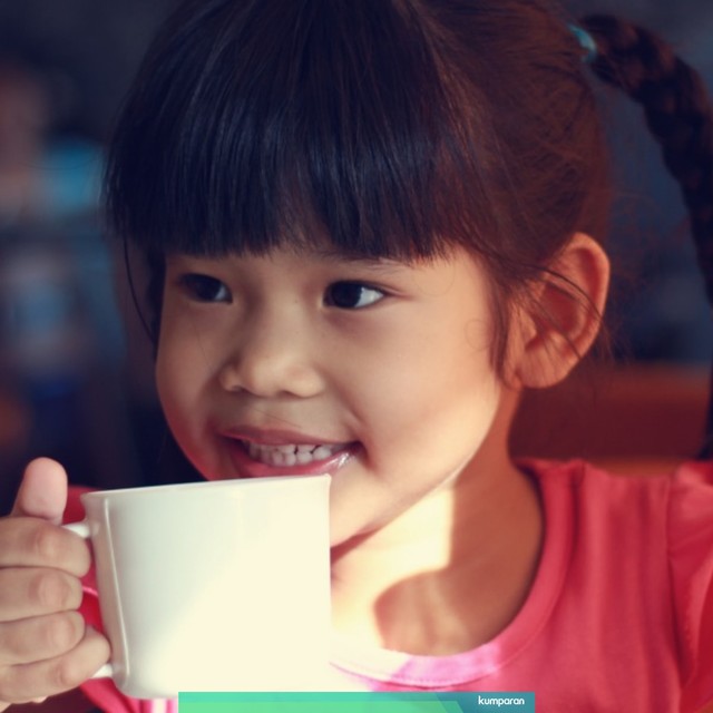 Ilustrasi anak berbuka puasa dengan minuman hangat Foto: Shutterstock