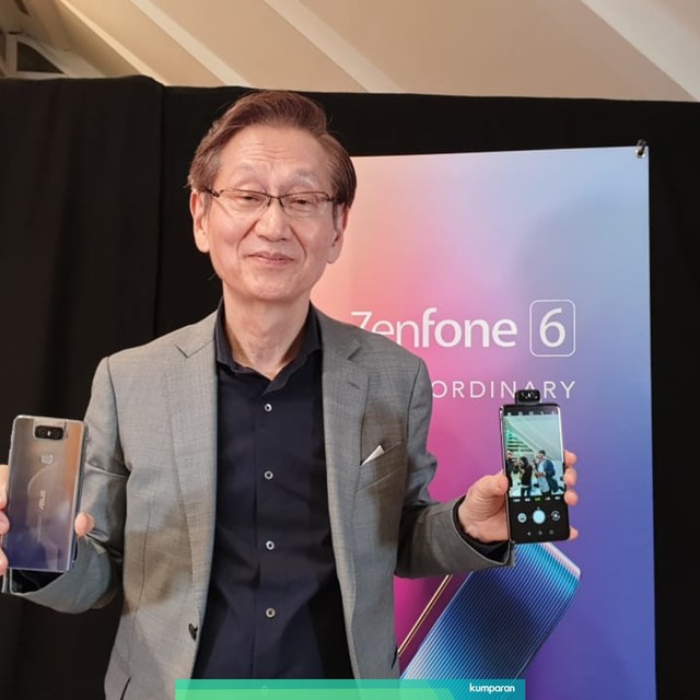 Jonney Shih, Chairman Asus menggenggam Zenfone 6. Foto: Muhammad Fikrie/kumparan