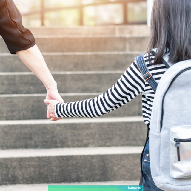 com-Ilustrasi orang tua mengantarkan anaknya ke sekolah Foto: Shutterstock