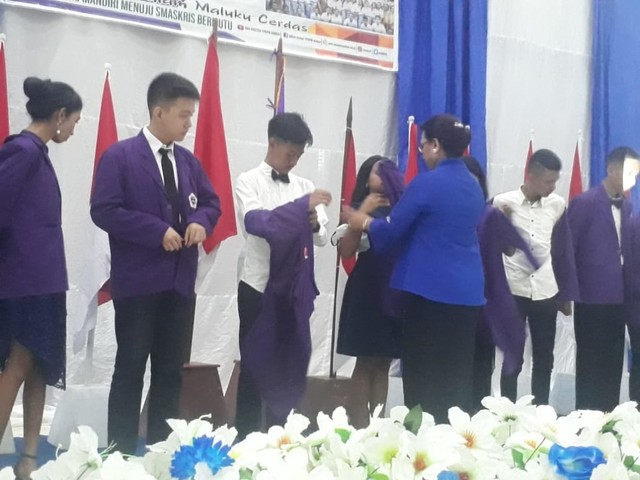 Kepala SMA Swasta Kristen YPKPM Ambon,  Dra E. Laturiuw M.Si., saat pelepasan 129 Siswa (16/5). DOk : Lentera Maluku