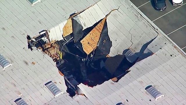 Atap dari sebuah gudang roboh usai tertabrak jet tempur F-16 di Riverside, California. Foto: KABC-TV via AP