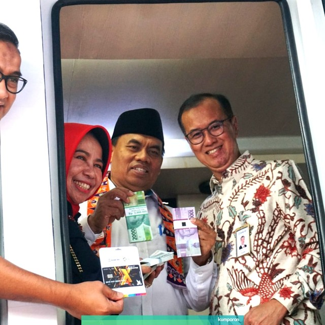 Sekretaris Daerah DKI Jakarta, Saefullah dan Deputi Gubernur BI, Rosmaya Hadi menunjukkan uang pecahan kecil. Foto: Nugroho Sejati/kumparan