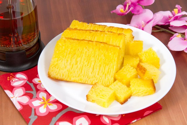 Bika Ambon salah satu penganan yang sering dijadikan oleh-oleh dari Medan. Foto: Shutterstock