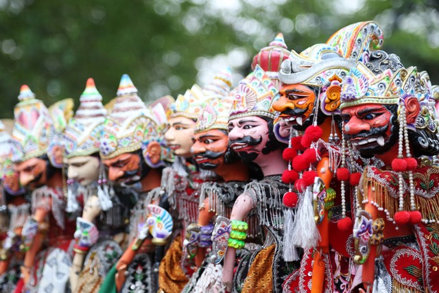 Wayang golek menjadi salah satu benda yang bisa dijadikan oleh-oleh dari Jawa Barat. Foto: Shutterstock