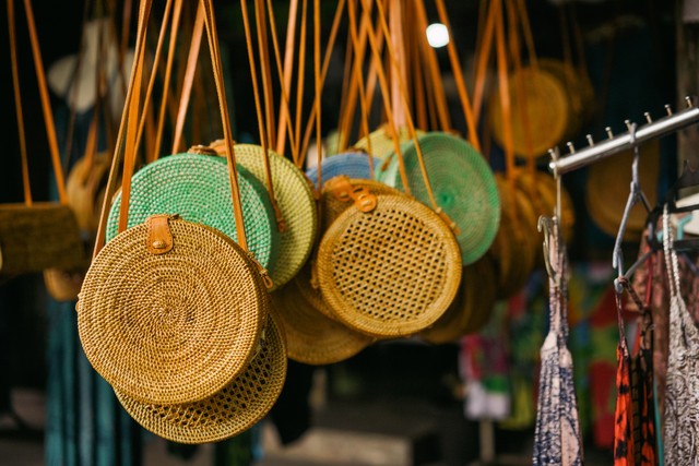 Kerajinan tangan dari bambu yang dijual di pasar Ubud, Bali. Foto: Shutterstock