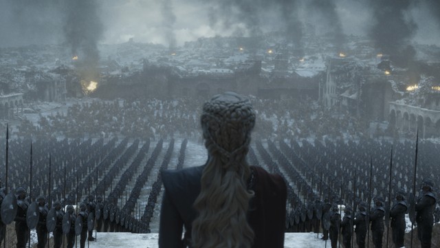 Daenerys di hadapan pasukan Unsullied dan King's Landing yang terbakar Foto: HBO