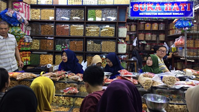 Manisnya Bisnis Kue Kering di Pasar Jatinegara Saat Ramadhan (581122)