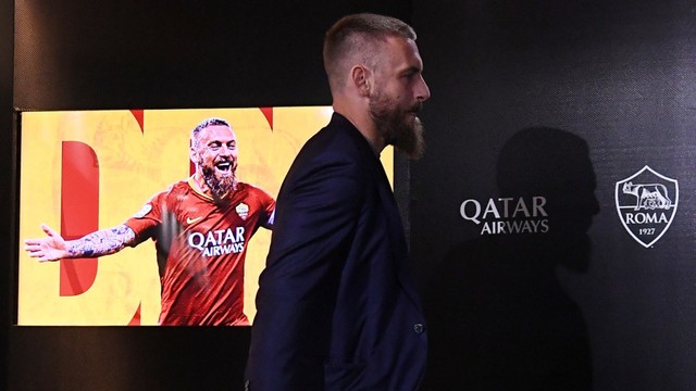 Daniele De Rossi hengkang dari AS Roma pada akhir 2018/19. Foto: REUTERS/Alberto Lingria