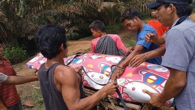 Kisah Jenazah Dibawa Pakai Sepeda Motor karena Jalan di Riau Rusak (11280)