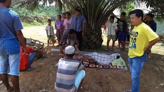 Kisah Jenazah Dibawa Pakai Sepeda Motor karena Jalan di Riau Rusak (11281)