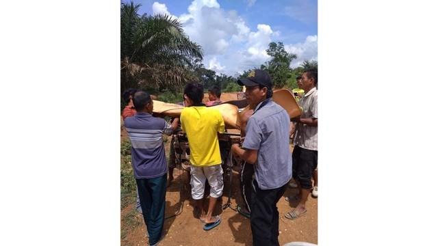 Kisah Jenazah Dibawa Pakai Sepeda Motor karena Jalan di Riau Rusak (11282)