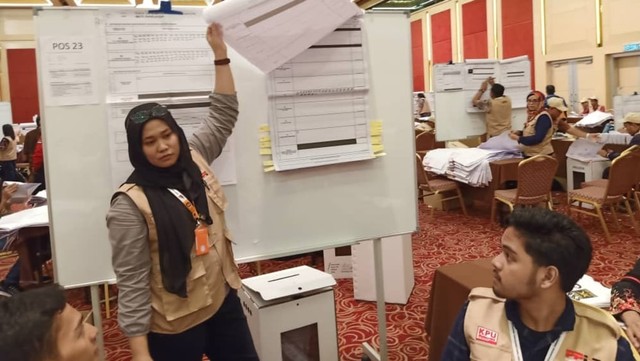 Proses penghitungan pemungutan suara ulang (PSU) via pos di PPLN Kuala Lumpu