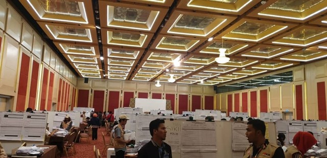 Proses penghitungan pemungutan suara ulang (PSU) via pos di PPLN Kuala Lumpu