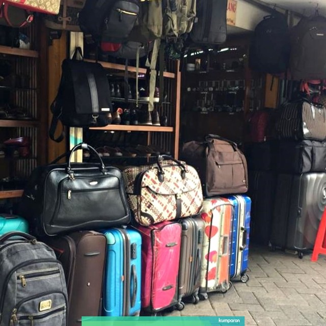 Pengunjung melihat koper dan tas yang dijual di Jalan Surabaya. Foto: Ema Fitriyani/kumparan