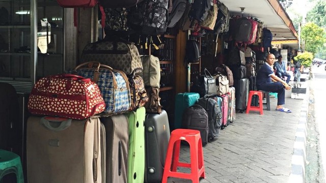 Pedagang koper dan tas sedang menunggu pelanggan. Foto: Ema Fitriyani/kumparan