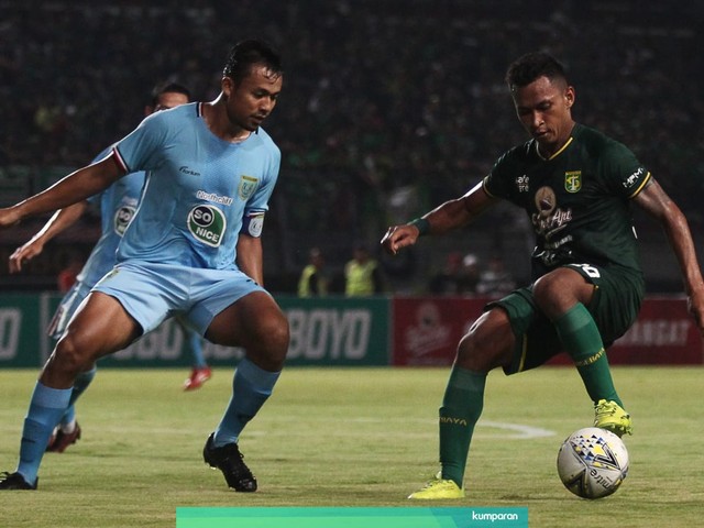 Pemain Persela, Arief Satria, mengawal pemain Persebaya, Osvaldo Haay. Foto: ANTARA/Moch Asim