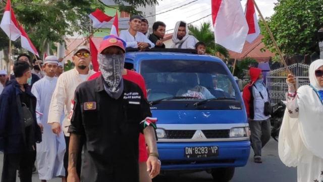 Massa aksi menolak hasil Pemilu 2019 di Kantor Bawaslu Sulawesi Tengah, Jumat (17/5). Foto: PaluPoso