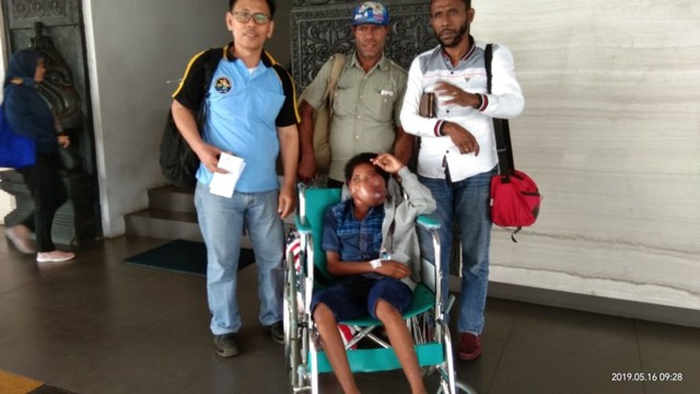 Keluarga Ananias Wambay dan dokter pendampingnya, Yody Kairupan, saat menuju Jakarta untuk menjalani pengobatan. Foto: Roli/balleo-kumparan
