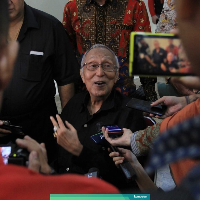 Permadi saat di wawancarai wartawan usai diperiksa sebagai saksi dalam perkara Makar di Jakarta. Foto: Irfan Adi Saputra/kumparan