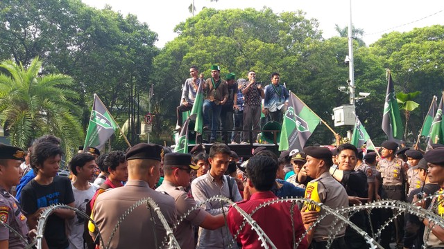 Massa HMI Bawa Keranda Mayat Demo di KPU, Tuntut Bentuk TPF. Foto: Fadjar Hadi/kumparan