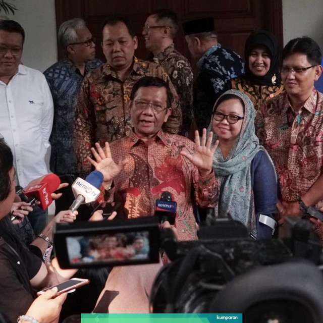 Mahfud MD memberikan keterangan pers usai melakukan pertemuan tertutup dengan Ketua Umum PDIP, Megawati Soekarnoputri di kediaman Megawati, Jakarta. Foto: Fanny Kusumawardhani/kumparan