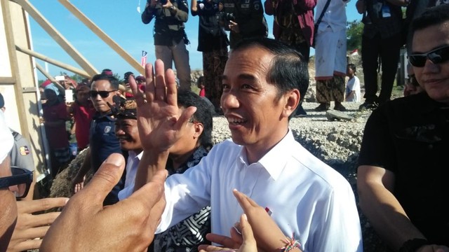 Presiden Joko Widodo saat berada di Desa Kutuh, Badung , Jum'at (17/5) - kanalbali/KAD)