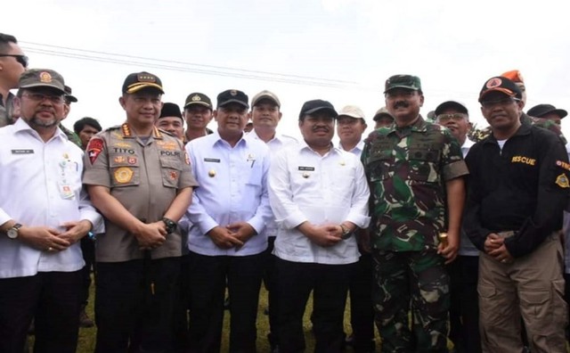 BUPATI Bengkalis (tengah, tiga kanan) diapit Panglima TNI Marsekal Hadi Tjahjanto dan Kapolri Jenderal Pol Tito Karnavian. 