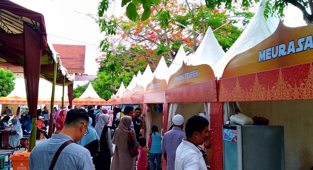 Stan bazar kuliner pada Festival Ramadhan 2019 di Taman Budaya Banda Aceh. Foto: Husaini/acehkini